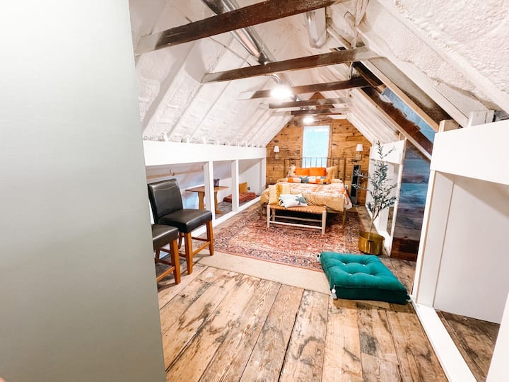 Მეორე საძინებელი უამრავი გადაკეთებული ხის ნაკეთობებით სახლიდან (აშენებულია 1904 წელს)