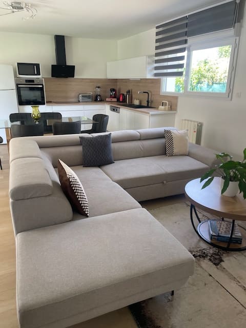 Popular Airbnb listing: 2 bedroom house with heated pool (April to October in Bourg En Bresse