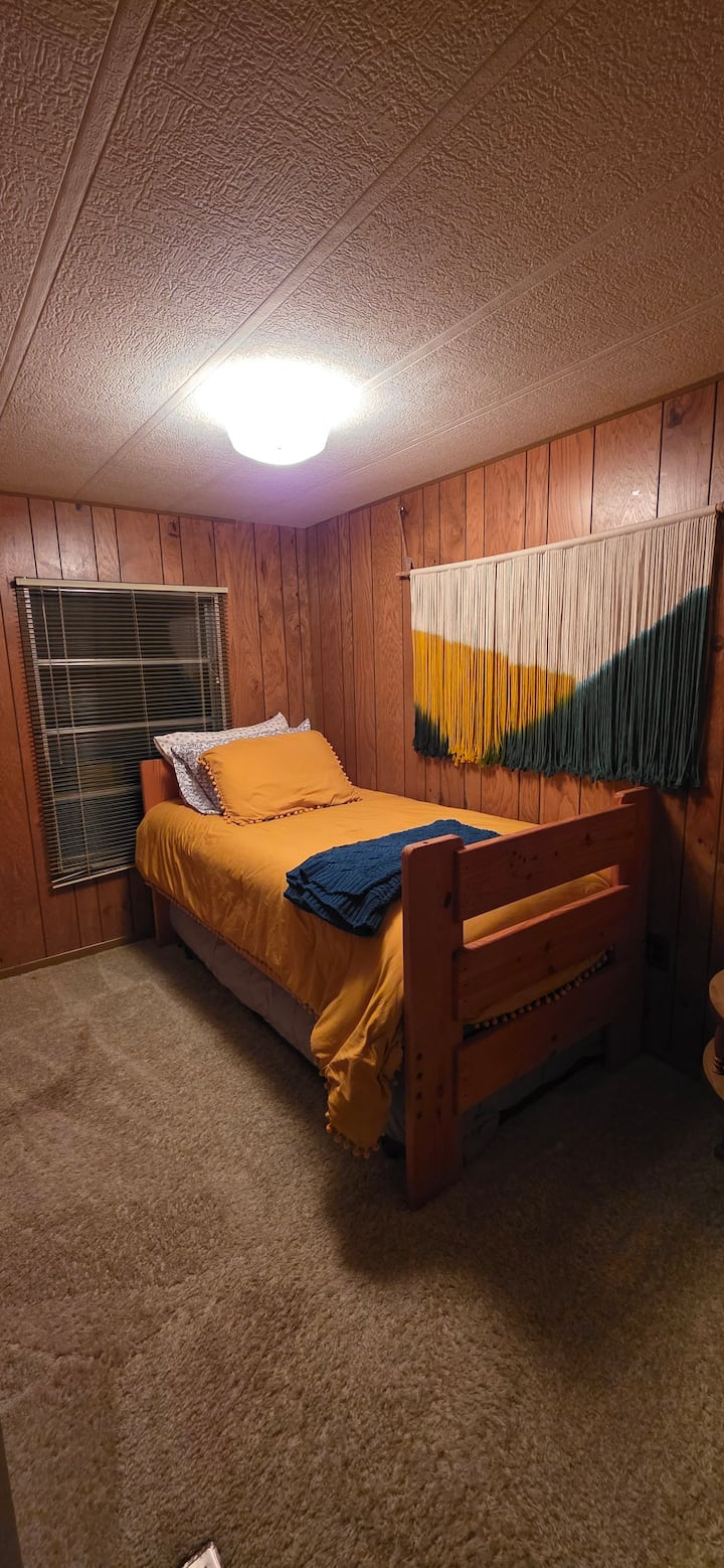 מיטת יחיד עם מיטת נפתחת מתחת. 