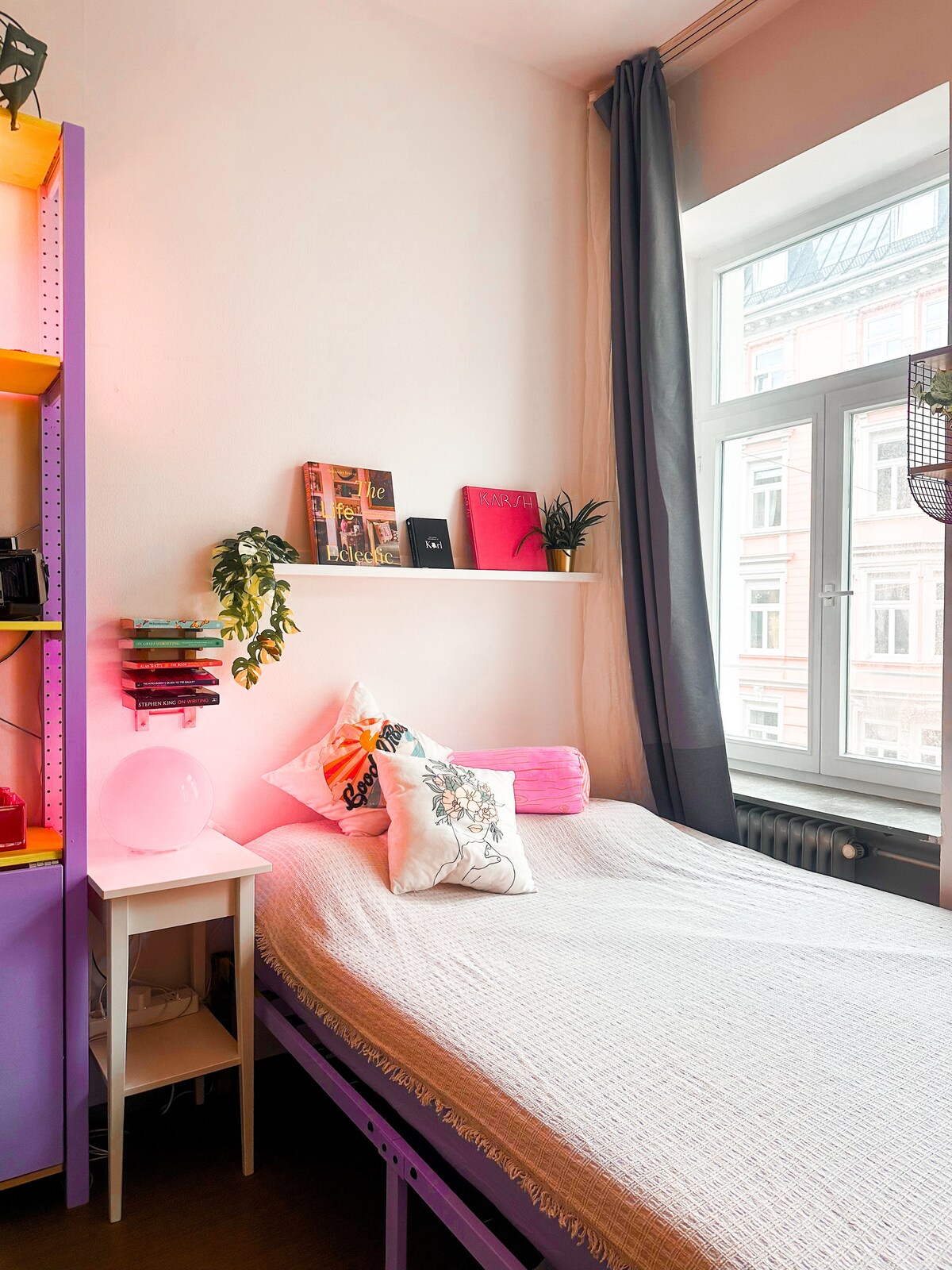 Successful Airbnb property: Unique: Maximalist Apartment Downtown in Universität