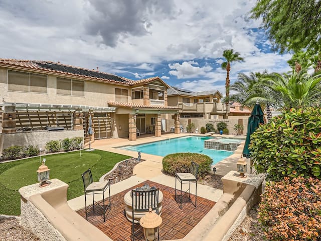 Luxurious Vegas Getaway – 10 Bed / 6 Bedroom