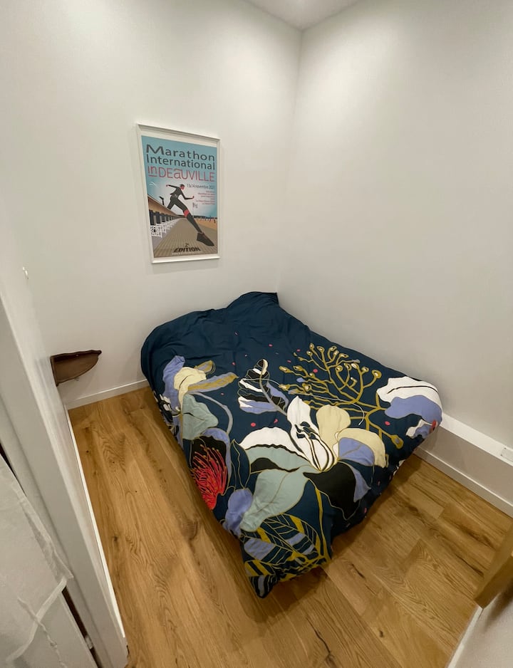 Საძინებელი 1 ორადგილიანი საწოლით (140 × 2 მლნ) . Ფანჯარა, საწოლისპირა მაგიდები და პატარა მაგიდა, რომელიც კედლამდე იკეცება. 