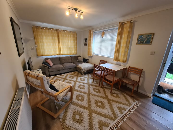 Homely 2 Bed Ground Flr Flat With Parking & Garden - Slough