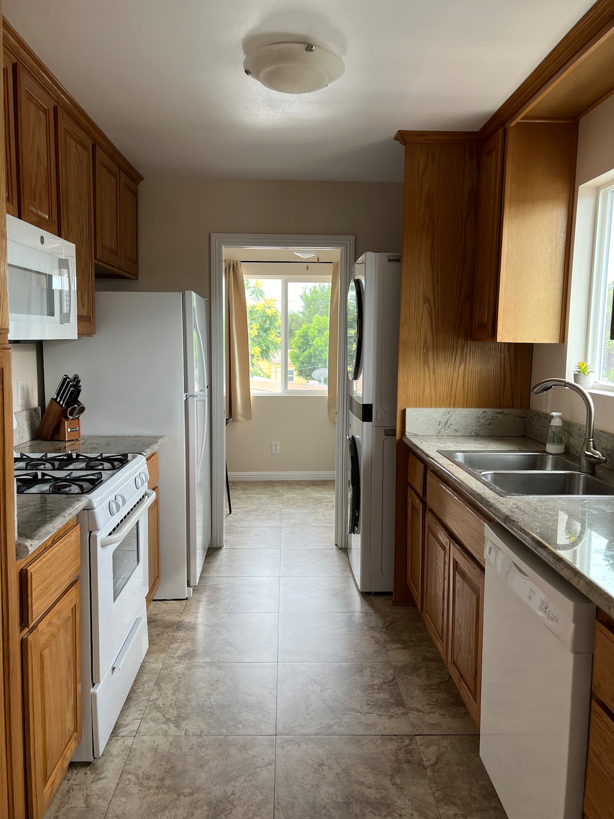 2 beds/2 bath Upper Duplex Unit Condominiums for Rent in Burbank