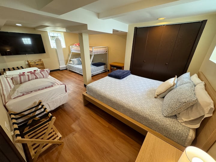 Vitanda vya "Chumba cha Ghorofa": 1 Queen, 1 Twin, 1 Bunk Bed (juu: Twin/bottom: Full)