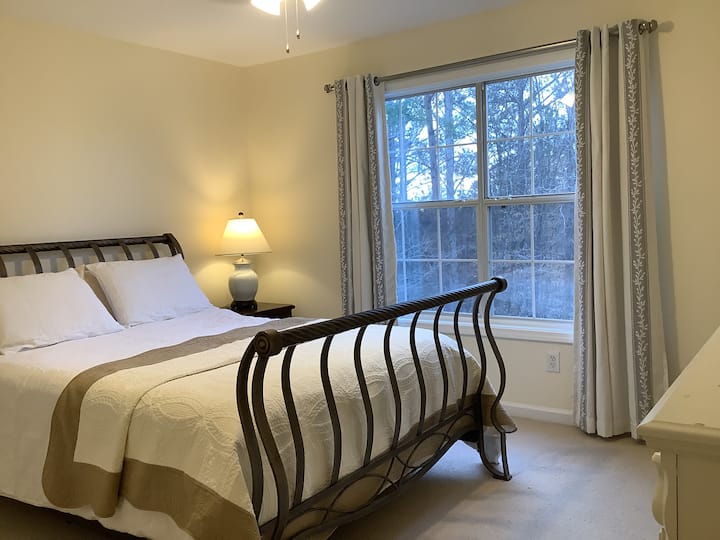 Nova posteljina, zavjese i bračni krevet za obitelj ili goste.