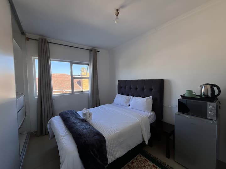 La chambre n°5 offre une atmosphère paisible et cosy, parfaite pour un séjour reposant. Elle dispose d’une penderie, d’une salle d’eau privative (douche et WC)
