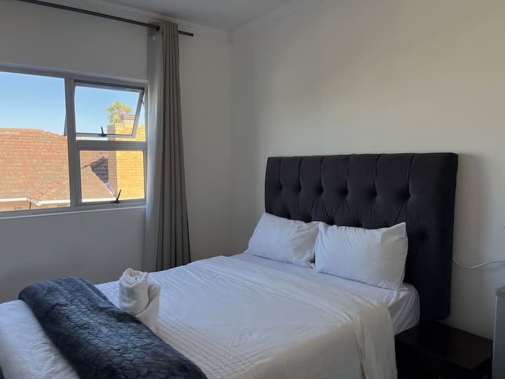 La chambre n°4 offre une atmosphère paisible et cosy, parfaite pour un séjour reposant. Elle dispose d’une penderie, d’une salle d’eau privative (douche et WC)