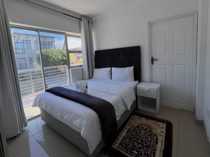 La chambre n°2 offre un cadre reposant avec une belle luminosité et une vue dégagée. Vous y trouverez tout le confort nécessaire : lit double, penderie, salle d’eau privative (douche et WC) et balcon privé.