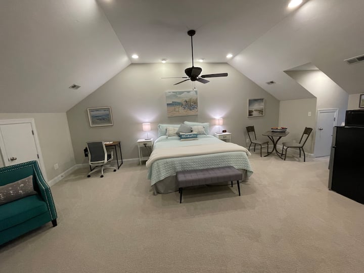 Spacious Cary Cozy Coastal Upstairs Private Suite - Cary, NC