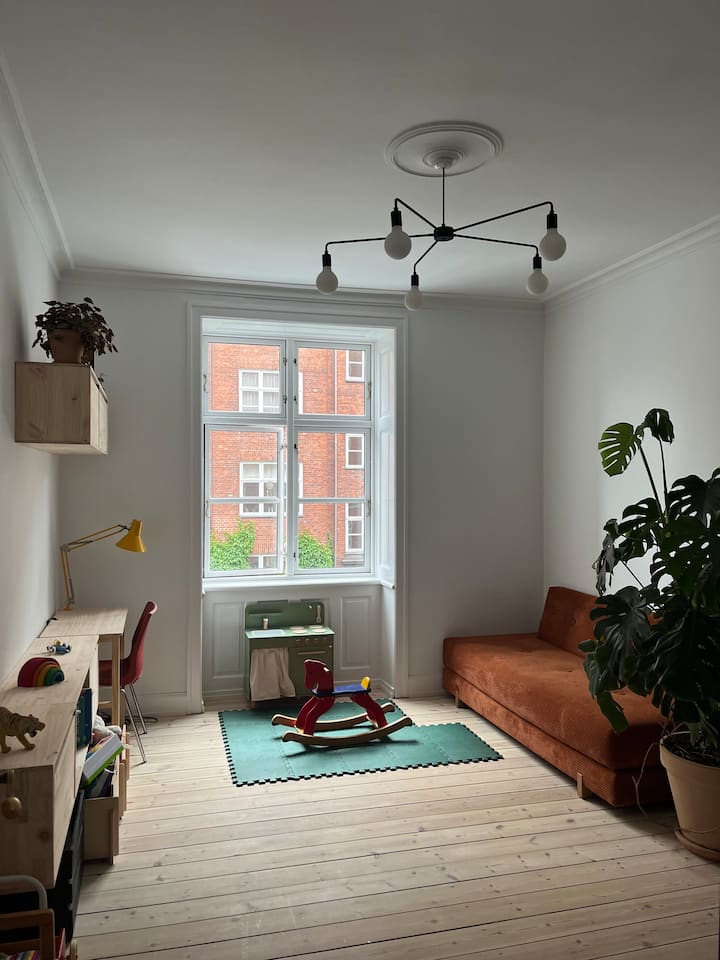 Საბავშვო ოთახი, რომელშიც შესაძლებელია 2 ადამიანის მასპინძლობა ნარინჯისფერ გასაშლელ დივანზე 