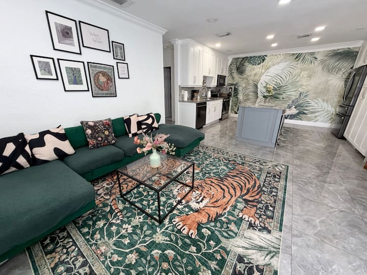 Miami Luxury Home! Next To Miami Airport & Beach - Miami, FL