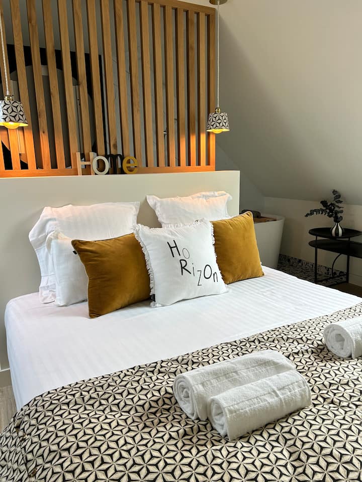 IT:Soggiorno rilassante ,Sainte-Marine ,Bagni privati ,biancheria da letto di alta qualità
EN: Relaxing stay, Sainte-Marine, Private bathrooms, High-quality bedding
DE: Erholsamer Aufenthalt, Sainte-Marine, Eigene Badezimmer, Hochwertige Bettwäsche
