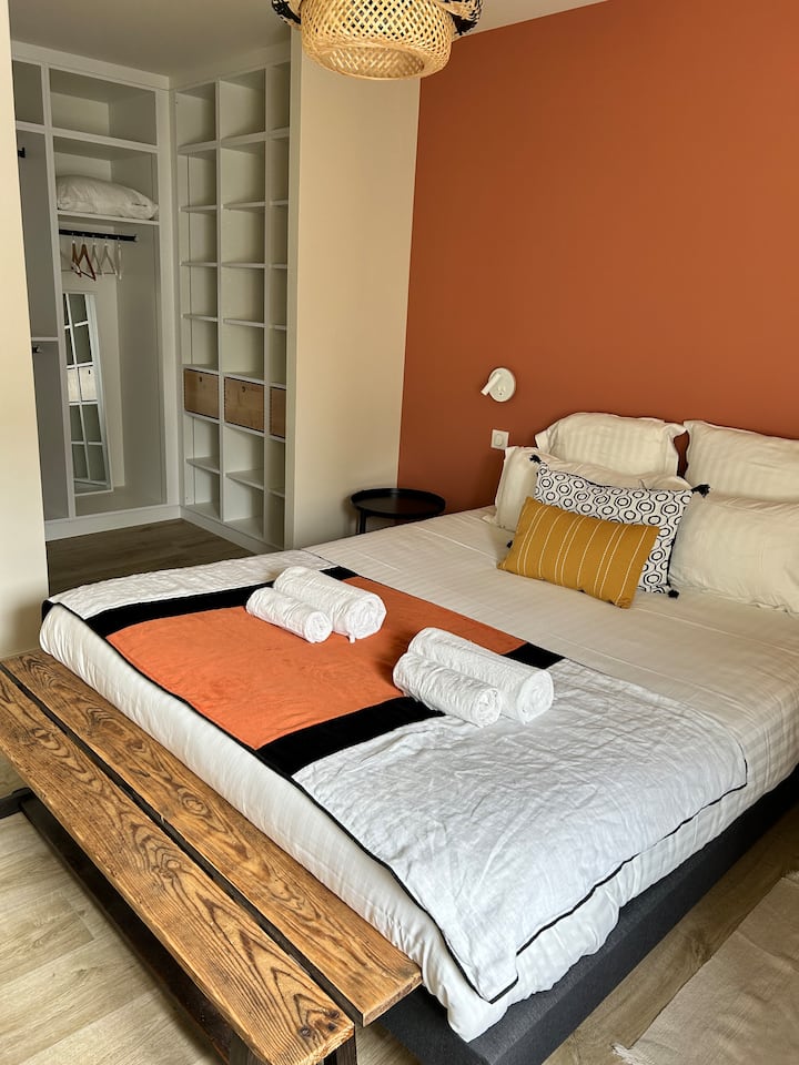 IT: Camere confortevoli arredate con cura – ognuna con il suo bagno privato 
EN: Camere confortevoli ed eleganti, ognuna con il proprio bagno privato 
DE: “Komfortable, geschmackvoll eingerichtete Schlafzimmer – jedes mit eigenem Badezimmer
