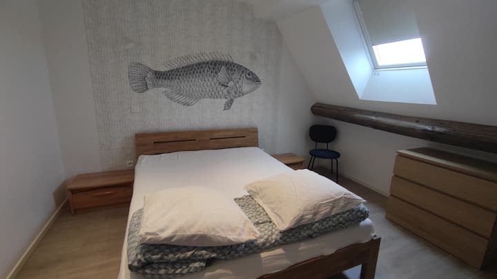 A l'étage
chambre climatisée
lit (matelas) 160x200 
couette 220 x 240 cm
2 oreillers
linge de lit disponible à la location selon tarifs indiqués dans l'annonce