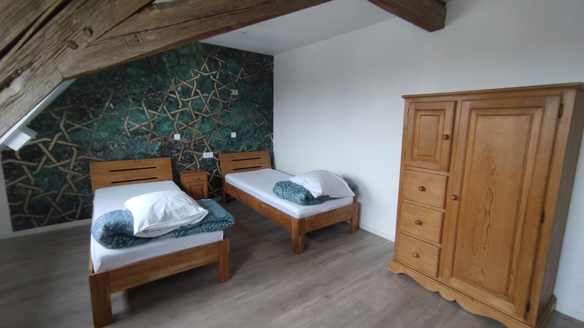 A l'étage
chambre climatisée
2 lits (matelas) 90 x 200 cm 
2 couettes 200 x 200 cm
2 oreillers 
linge de lit disponible à la location selon tarifs indiqués dans l'annonce