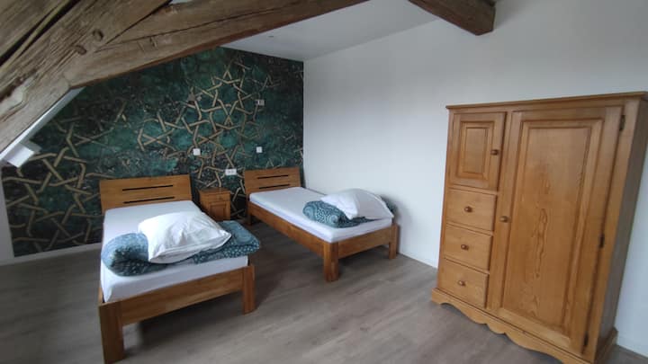 A l'étage
chambre climatisée
2 lits (matelas) 90 x 200 cm 
2 couettes 200 x 200 cm
2 oreillers 
linge de lit disponible à la location selon tarifs indiqués dans l'annonce