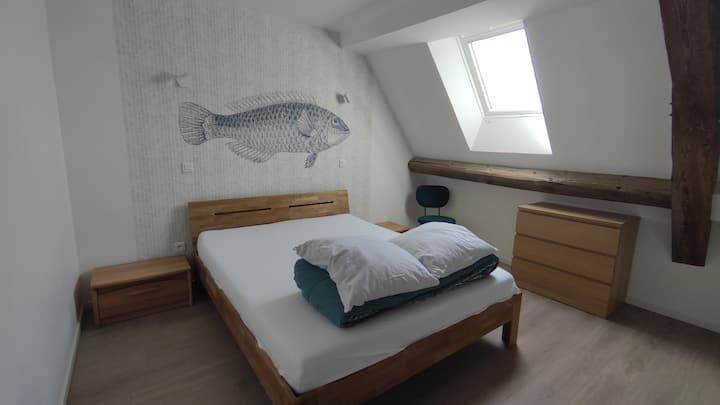 A l'étage
chambre climatisée
lit (matelas) 160x200 
couette 220 x 240 cm
2 oreillers
linge de lit disponible à la location selon tarifs indiqués dans l'annonce