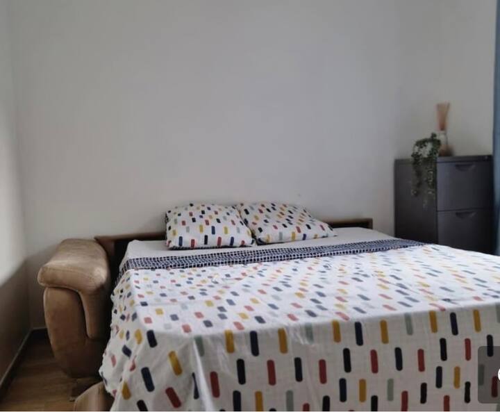Dhomë gjumi dopio në katin përdhes me divan krevat