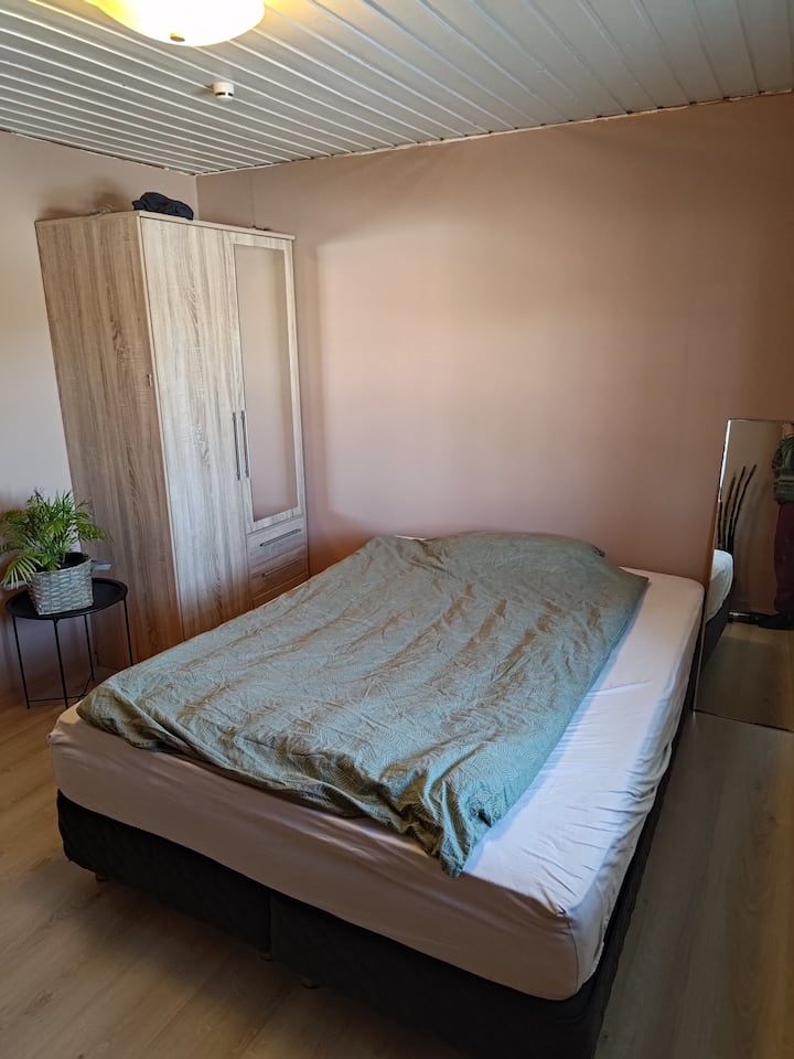 Chumba cha kulala cha 10.5 m2 na kitanda na kabati la nguo la sentimita 150