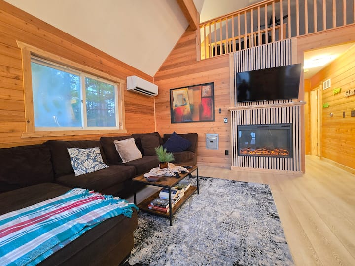 أريكة كبيرة مريحة ومدفأة كهربائية 