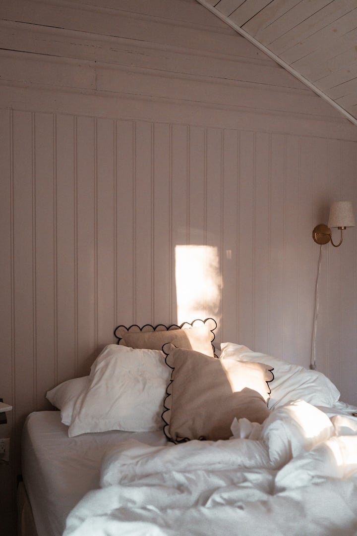 Chumba kikuu cha kulala kina kitanda cha ukubwa wa Queen na godoro la kifahari la Endy. Tunajumuisha hadi mito 4 na duveti iliyo na mashuka ya kupoza ili kufanya usingizi wako uonekane kama nyumbani. Chumba hiki kina baraza la matembezi linaloelekea kwenye sitaha. 