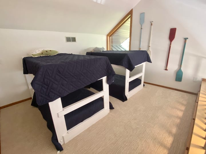 Ლოფტში 4 ადამიანი იძინებს.