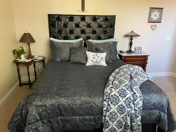 سرير مريح للغاية بحجم كوين.