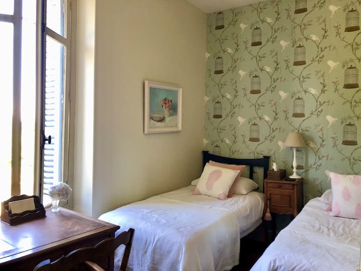 חדר שינה 6 נמצא בקומה הראשונה ומשקיף על הגינה הקדמית.  יש בו מיטת נגרר, כך שניתן להגדיר אותו כיחיד נדיב או שיהיו בו שני רווקים בנוחות.  הוא חולק חדר אמבטיה עם חדר שינה 2, כך שהוא אידיאלי כחדר שינה / משרד לילדים