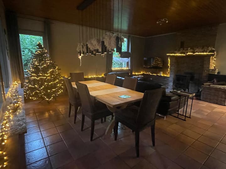 Chalet Waar Honden Hun Baasjes Op Vakantie Nemen. - Turnhout