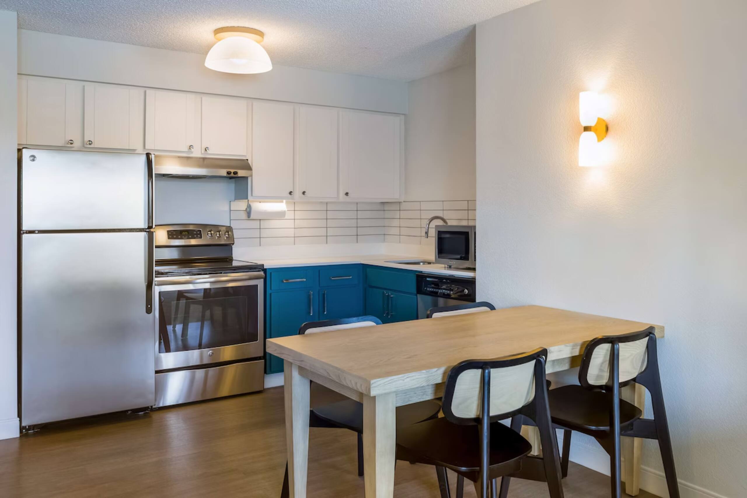 Hotel in South San Francisco · 3 bedrooms · 3 private baths - Image 11