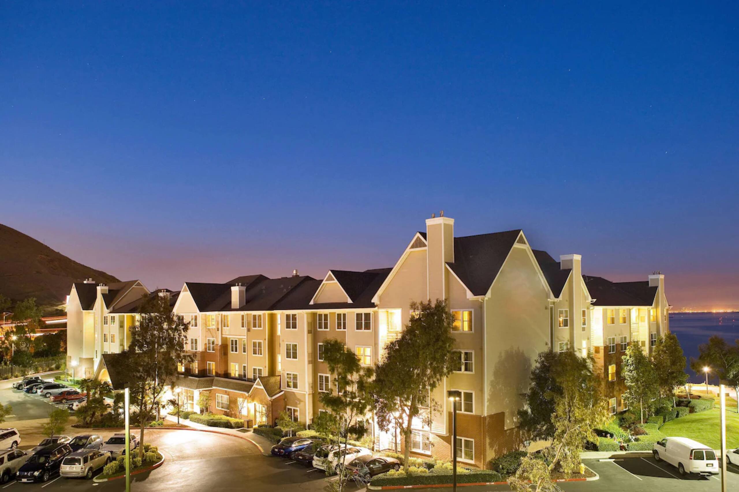Hotel in South San Francisco · 3 bedrooms · 3 private baths - Image 19