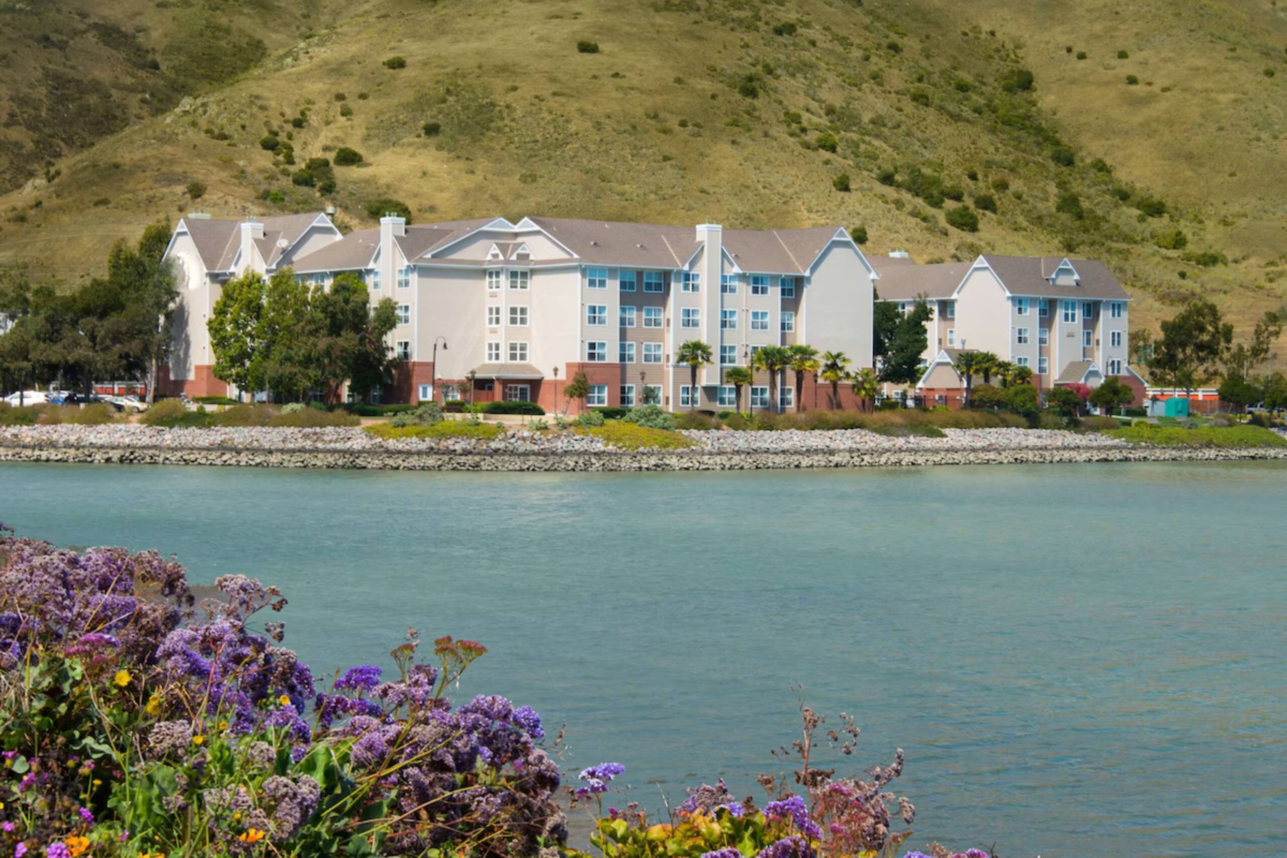 Hotel in South San Francisco · 3 bedrooms · 3 private baths - Image 13