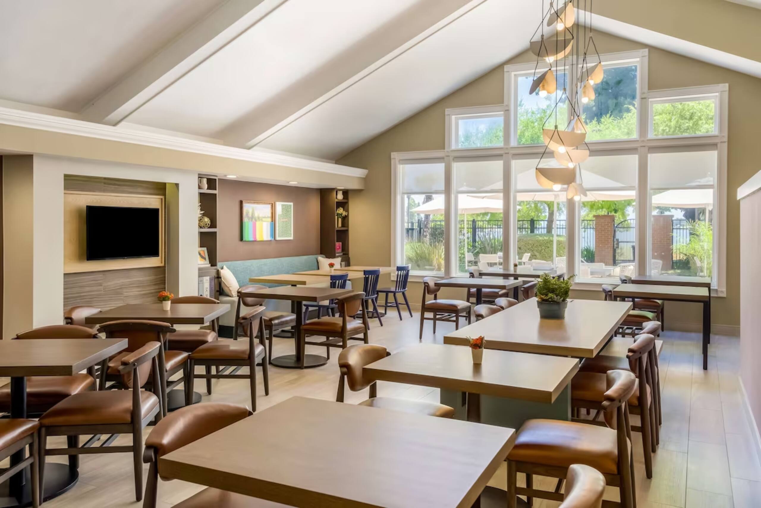 Hotel in South San Francisco · 3 bedrooms · 3 private baths - Image 21
