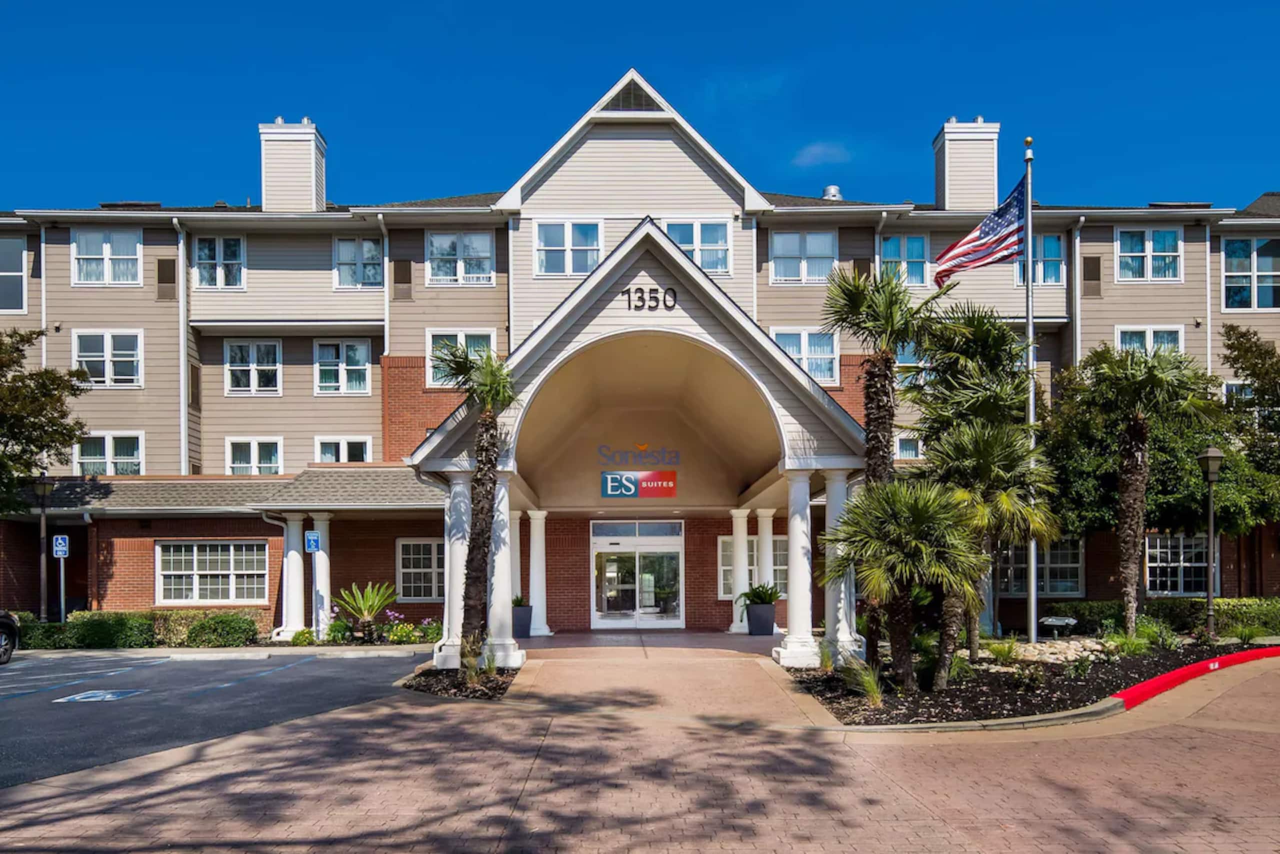 Hotel in South San Francisco · 3 bedrooms · 3 private baths - Image 23