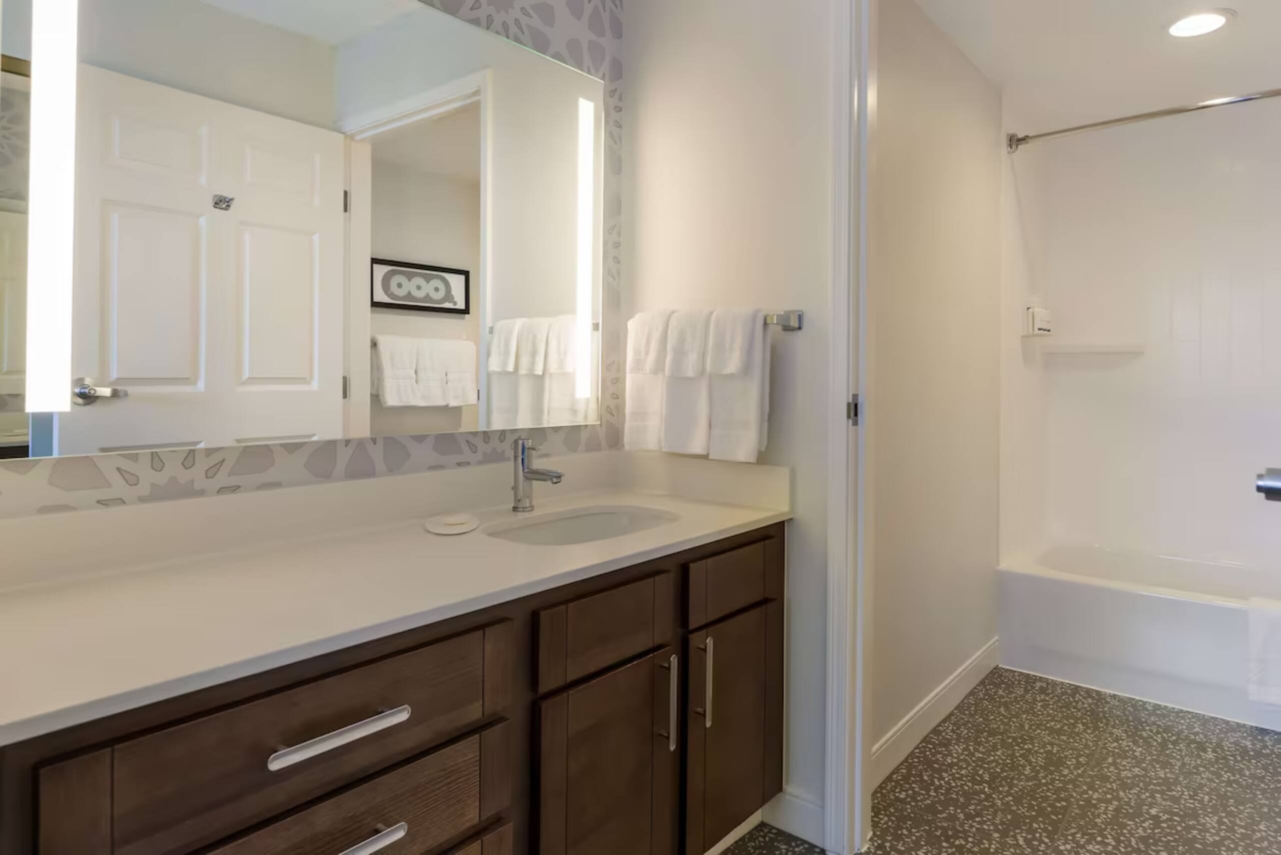 Hotel in South San Francisco · 3 bedrooms · 3 private baths - Image 12