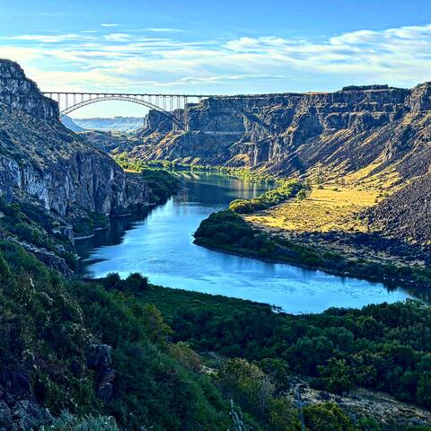 River Views! Canyon Rim HOT TUB & waterfall trail!