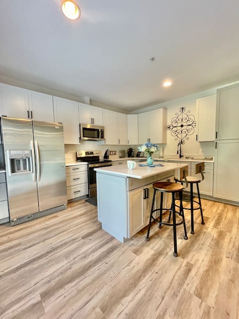 Sunny DMV Retreat, Walk to Stores, Dining, Markets