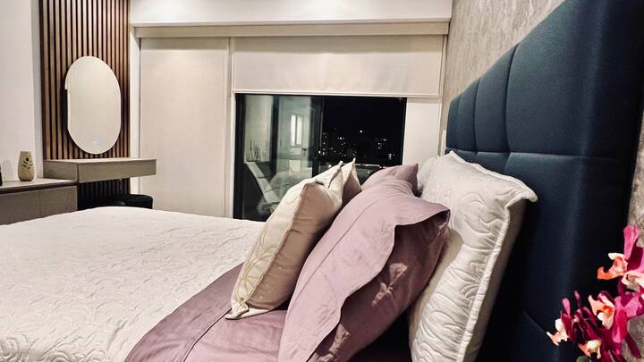 Შედის ლამაზი ოთახი აივნით 