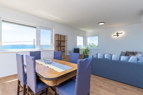 Popular Airbnb listing: Seafront apartment in Kaštel Kambelovac