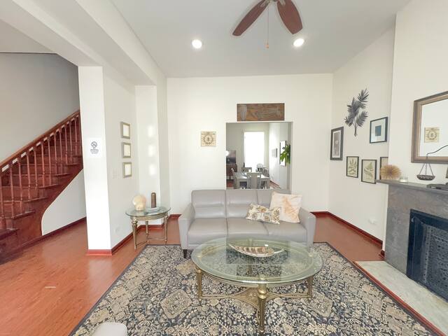 Spacious 7-BR House for 13 Guests, Prime Location gallery image 2