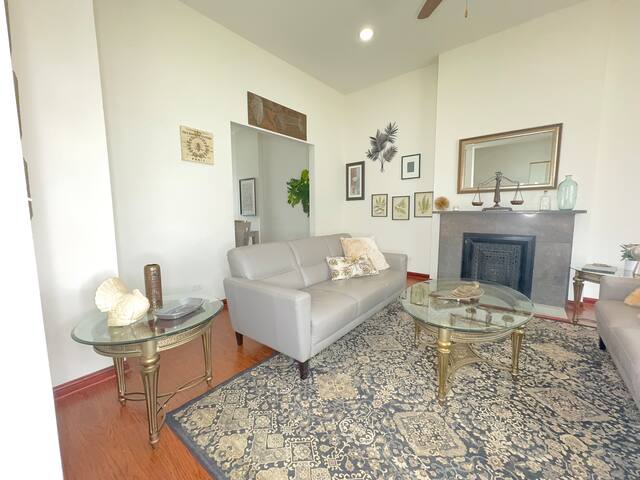 Spacious 7-BR House for 13 Guests, Prime Location