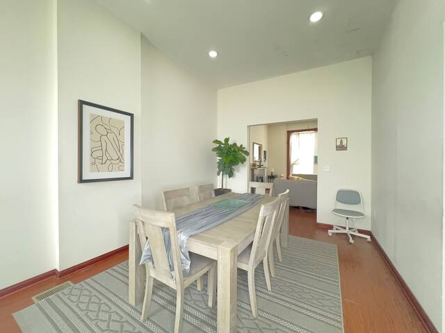 Spacious 7-BR House for 13 Guests, Prime Location gallery image 5