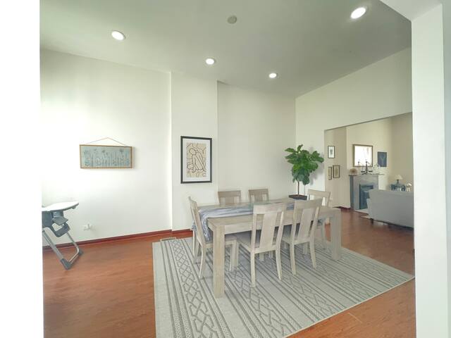 Spacious 7-BR House for 13 Guests, Prime Location gallery image 3