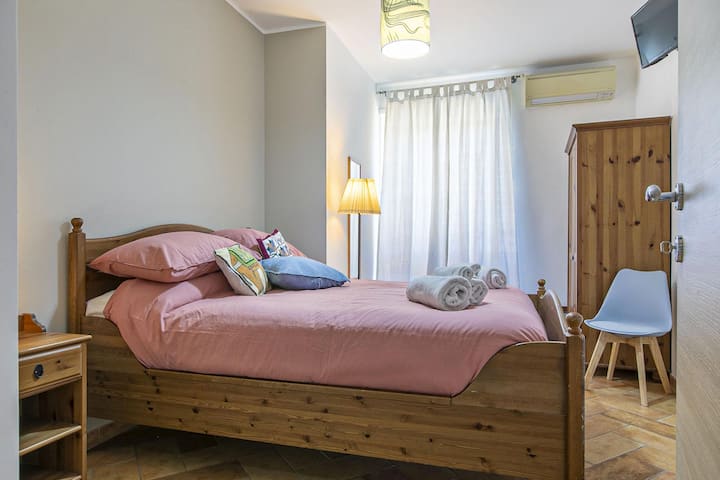 Ორსაძინებლიანი ბინა ფრანგული საწოლით. 
Სააბაზანო საშხაპით ოთახის გვერდით.