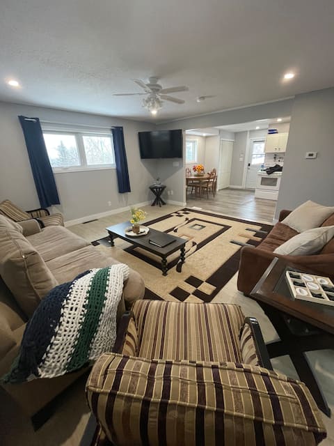 Homey Getaway w/Full Kitchen & Sleeps 6