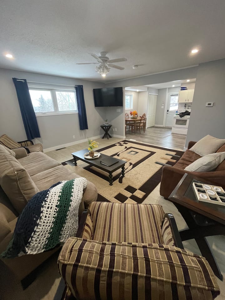 Homey Getaway w/Full Kitchen & Sleeps 6