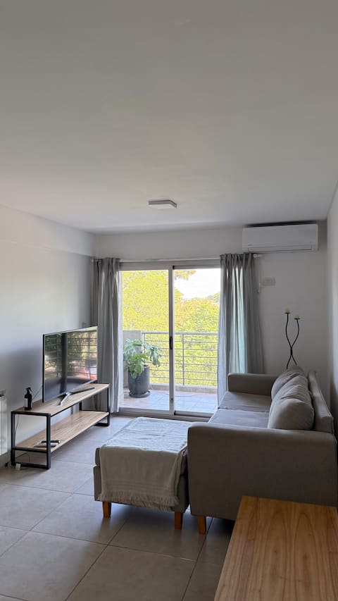 Top Airbnb: Bright apartment with a view of the plaza – Castelar in Partido De Morón
