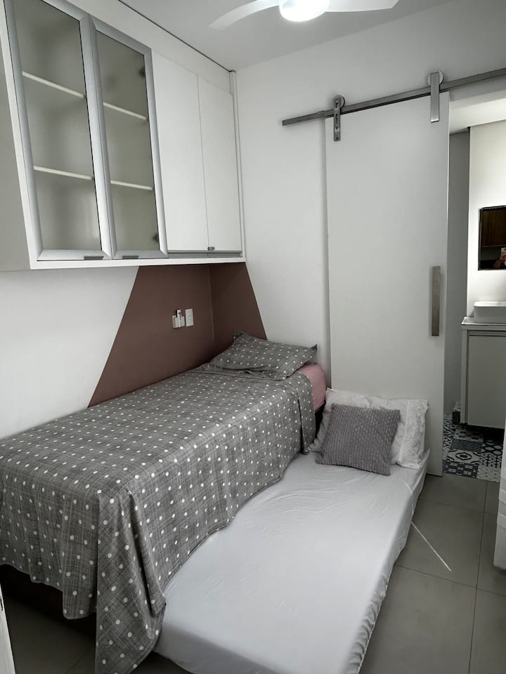 Dependência completa de empregada (quarto com banheiro exclusivo ao lado da lavanderia)