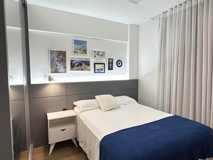 Em frente desse quarto tem um banheiro social.
